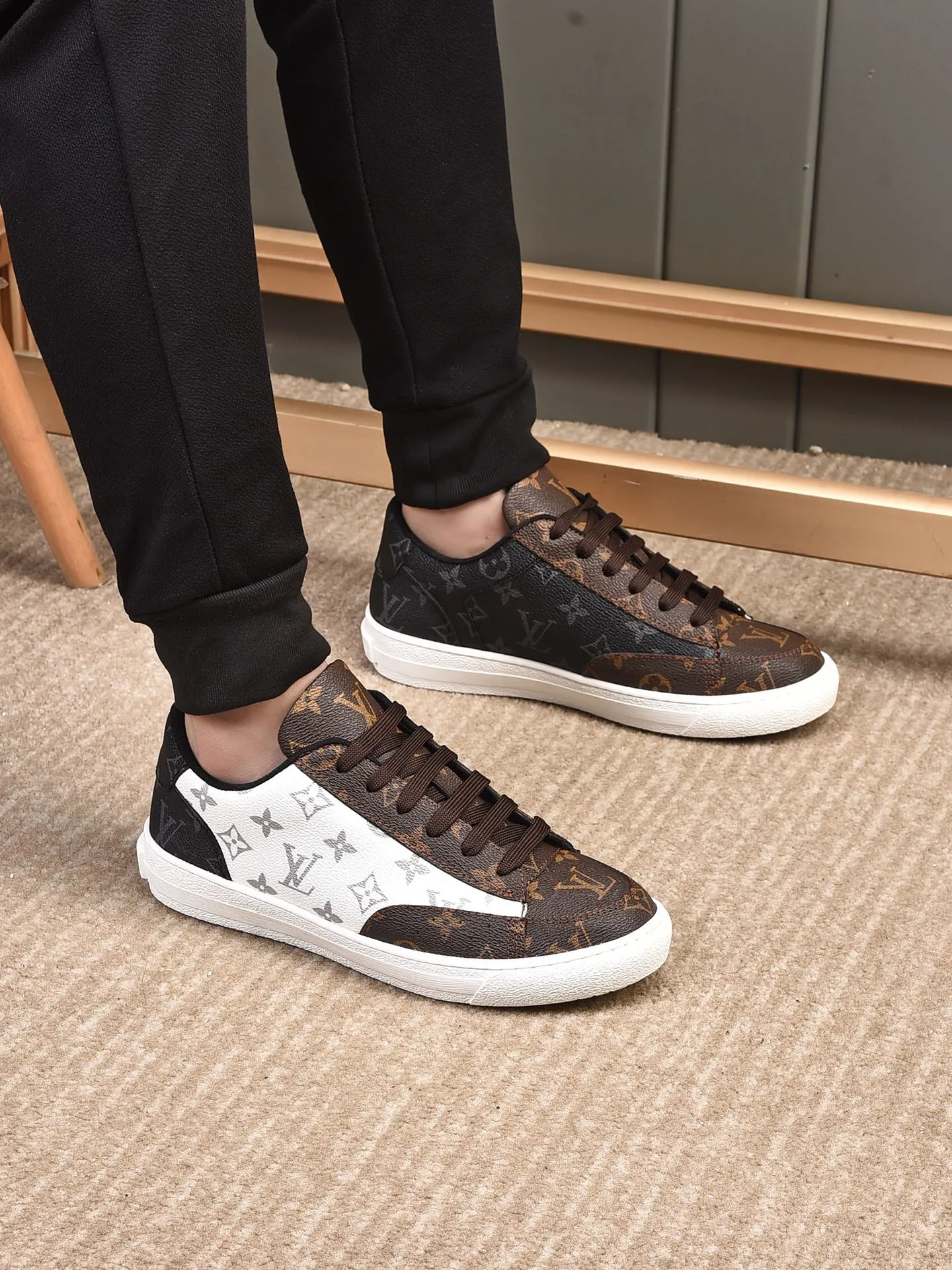 💰💰💰P420 [LV's latest model] New casual Korean-style men's shoes, new autumn and winter design, perfect workmanship, cabinet quality, upper PVC material, breathable mesh lining; soft and comfortable, original rubber outsole super light Wear-resistant, simple, versatile fashion men's shoes, bright colors Two colors available Size 38--44 (45 46 customized)